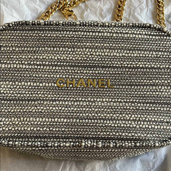 Chanel Beige Woven Shoulder Bag, Unbranded Chain Dust Bag and Makeup Bundle NWT - Picture 14 of 15